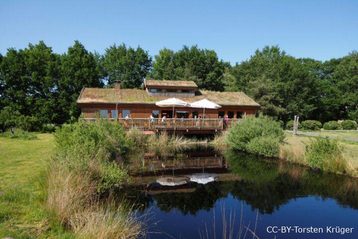 Natur Information Zentrum Goldenstedt mit Besucherterrase hinter See