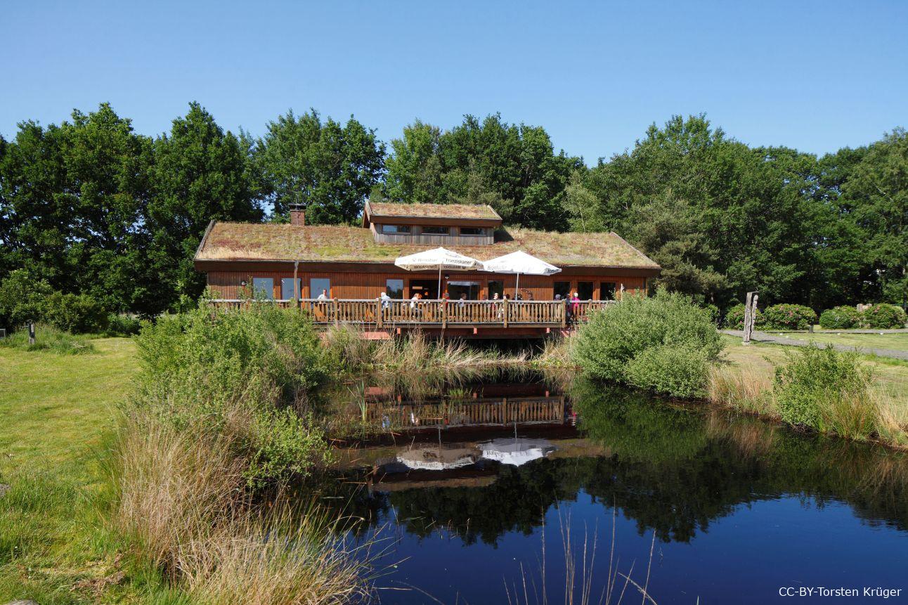 Natur Information Zentrum Goldenstedt mit Besucherterrase hinter See
