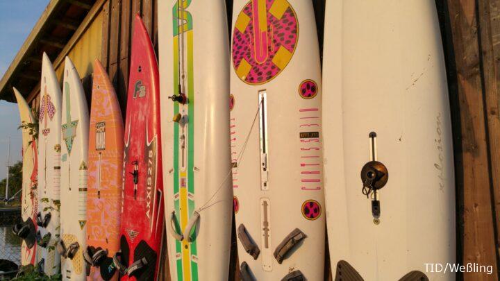 Surfbretter an der Wand