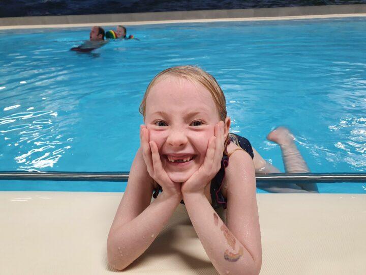 Kind am Rand von Schwimmbecken