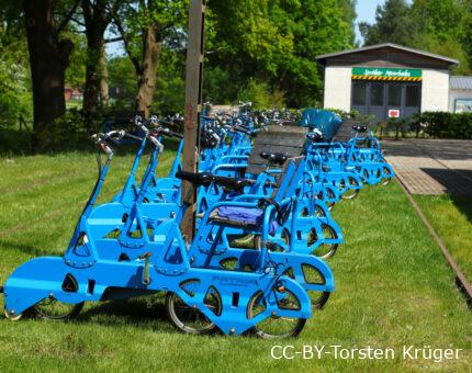 Aufgereihte Draisinen mit Moorbahnbahnhof