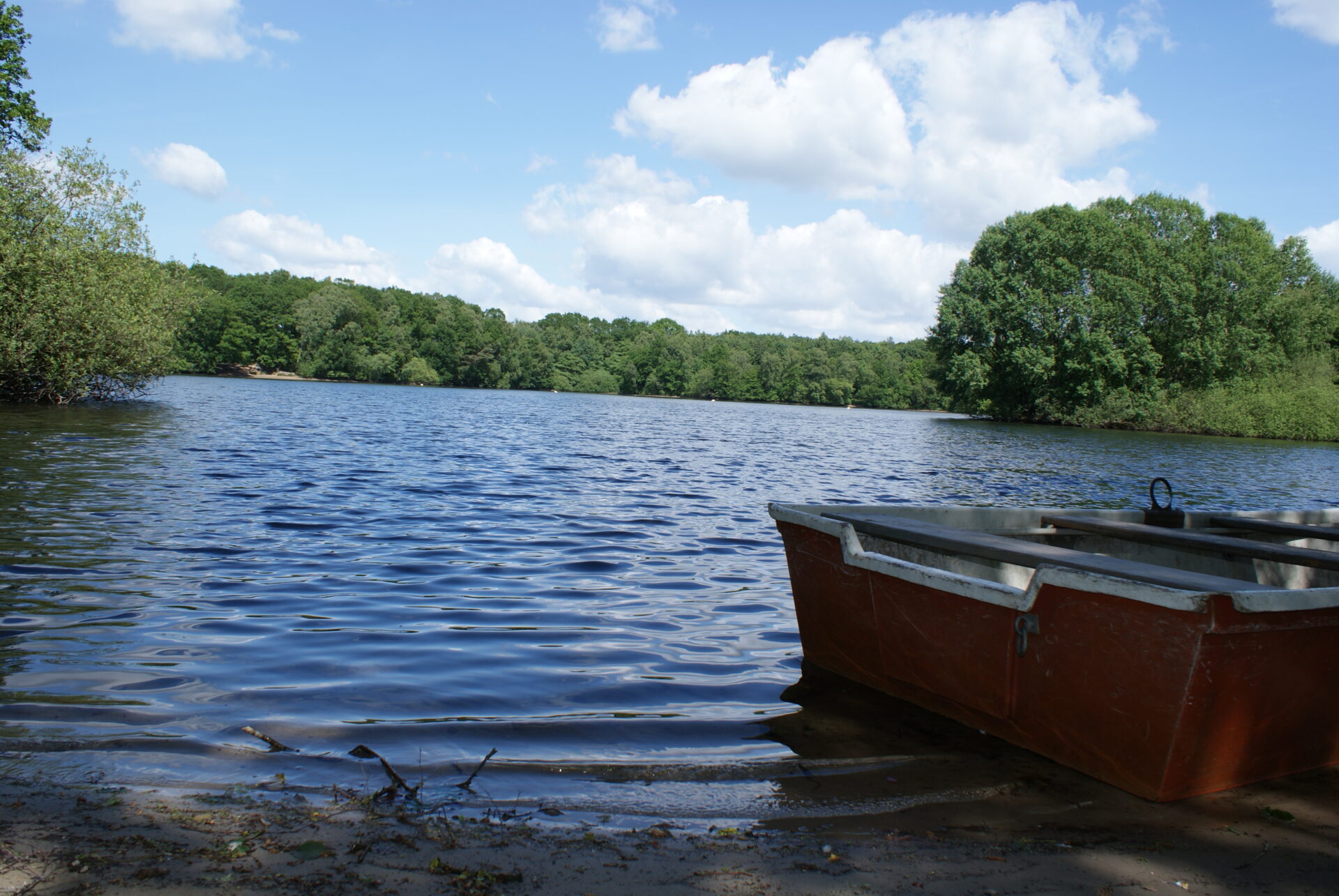 Endstück eines roten Kanus mit weitem Blick auf die Hunte dahinter