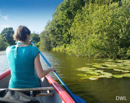 Frau im Kanu auf der Hunte