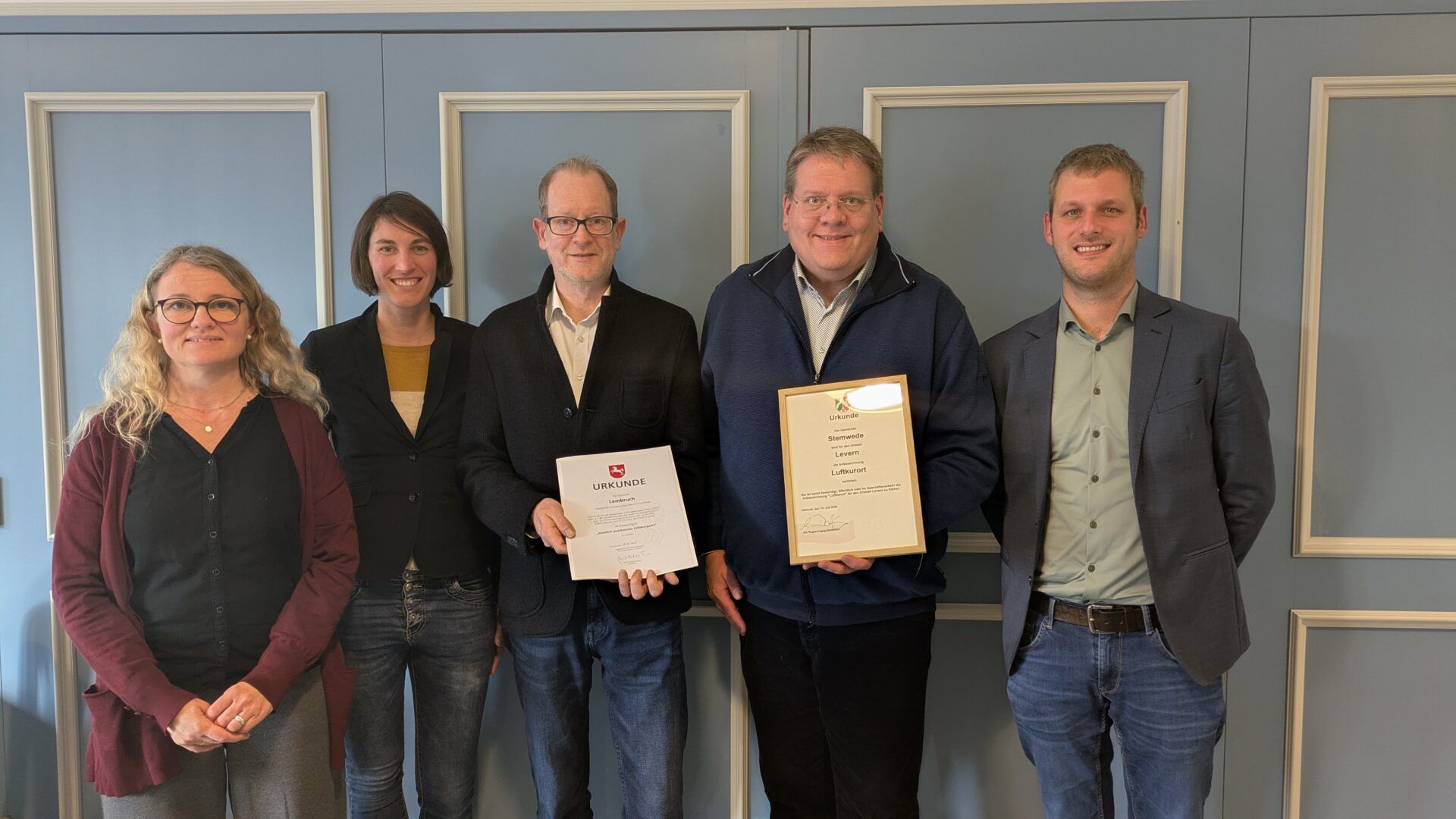 Freuen sich über die Auszeichnung und wollen gemeinsam die Qualität im DümmerWeserLand voranbringen. V.l.n.r.: Jessica Weßling (Samtgemeinde Altes Amt Lemförde), Dorothea Schneider (DümmerWeserLand Touristik), Lars Mentrup (Samtgemeinde Altes Amt Lemförde), Kai Abruszat (Gemeinde Stemwede), Marcel Hahne (Gemeinde Stemwede).