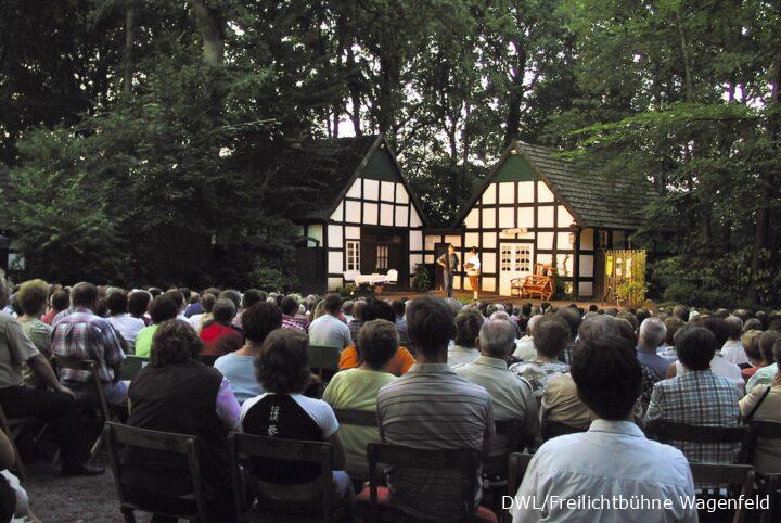 Freilichtbühne Wagenfeld mit Zuschauern