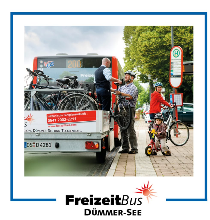 FreizeitBus mit Fahrradanhänger mit Fahrrädern darauf.
