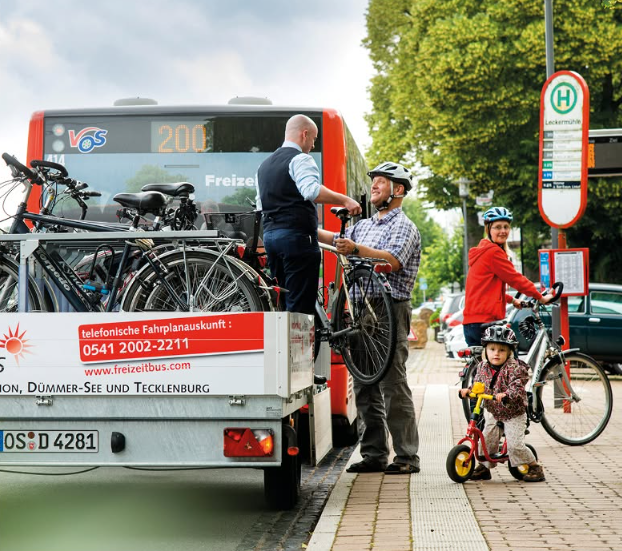FreizeitBus mit Fahrradanhänger mit Fahrrädern darauf.