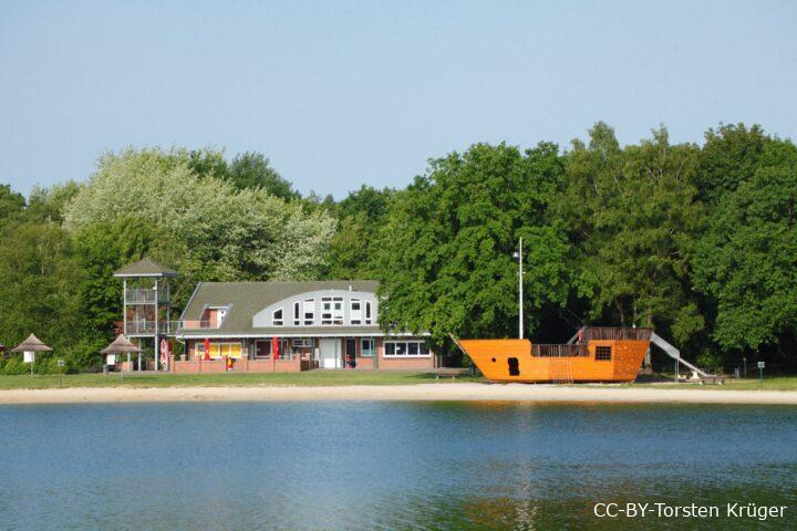Hartensbergsee mit Café und Abenteuerspielplatz im Sommer