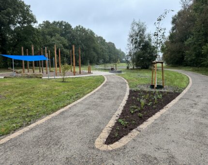 Mit Kiesel bestreuter Weg im Kurpark