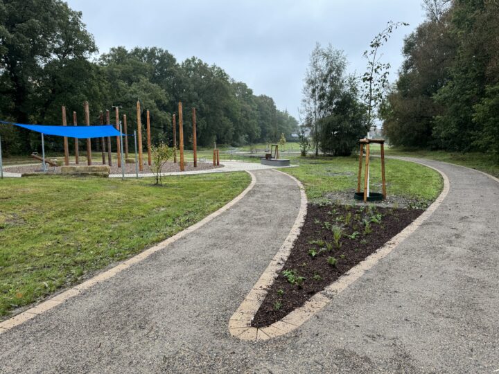 Mit Kiesel bestreuter Weg im Kurpark