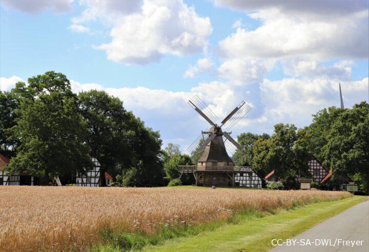 Blick auf Mühle in Levern
