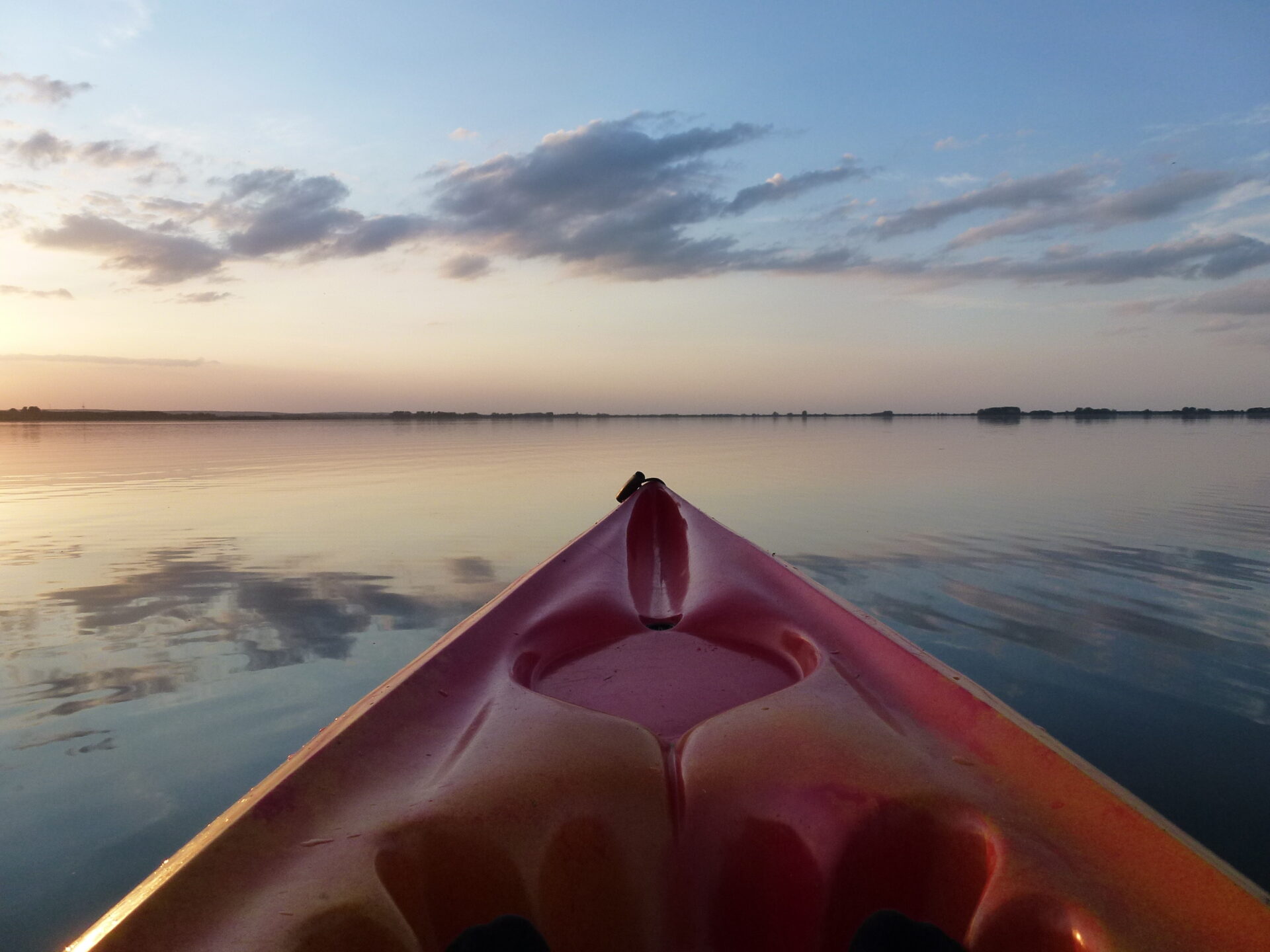 Spitze einen roten Kanus mit weitem Blick auf den Dümmer-See