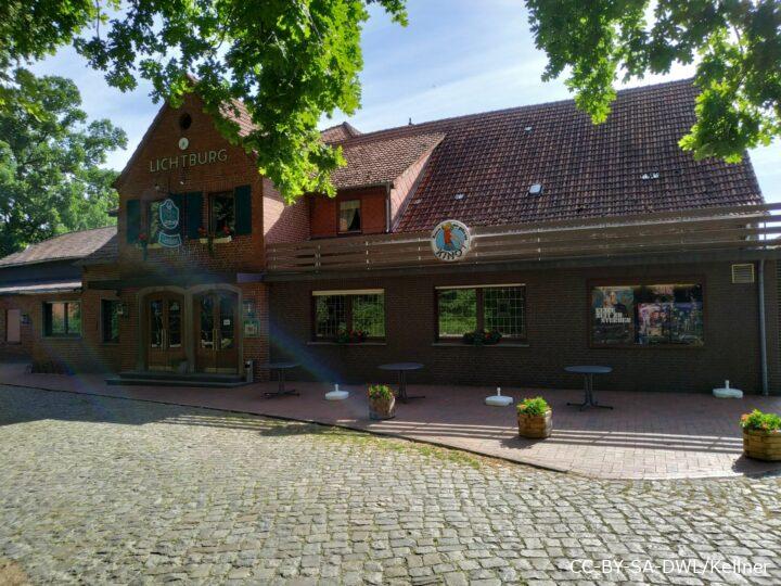 Lichtburg Quernheim im Sonnenlicht