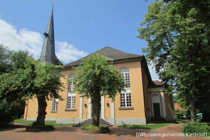 Nicolai-Kirche Kirchdorf – Schlichte Barockkirche mit markantem Turm und hellem Fassadenanstrich, umgeben von alten Bäumen.
