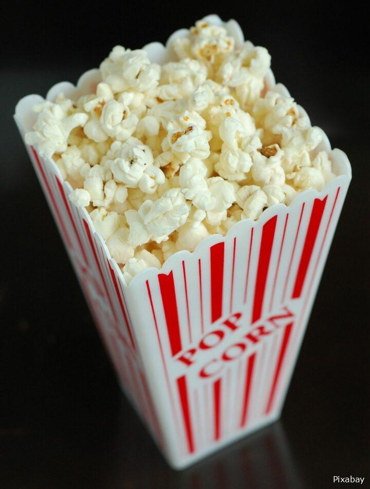 Popcorn in einer Popcorntüte