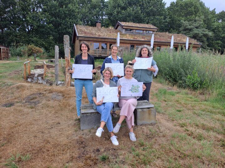 Präsentieren die neue Malunterlage: Hinten v.l.: Dorothea Schneider (DümmerWeserLand), Christina Bünnemeyer (Diepholz), Carola Freise (NIZ). Vorne v.l.: Yvonne Kuhlmann (Barnstorf), Franka Meyer (Goldenstedt). Es fehlt Renate Leukering (Rehden).