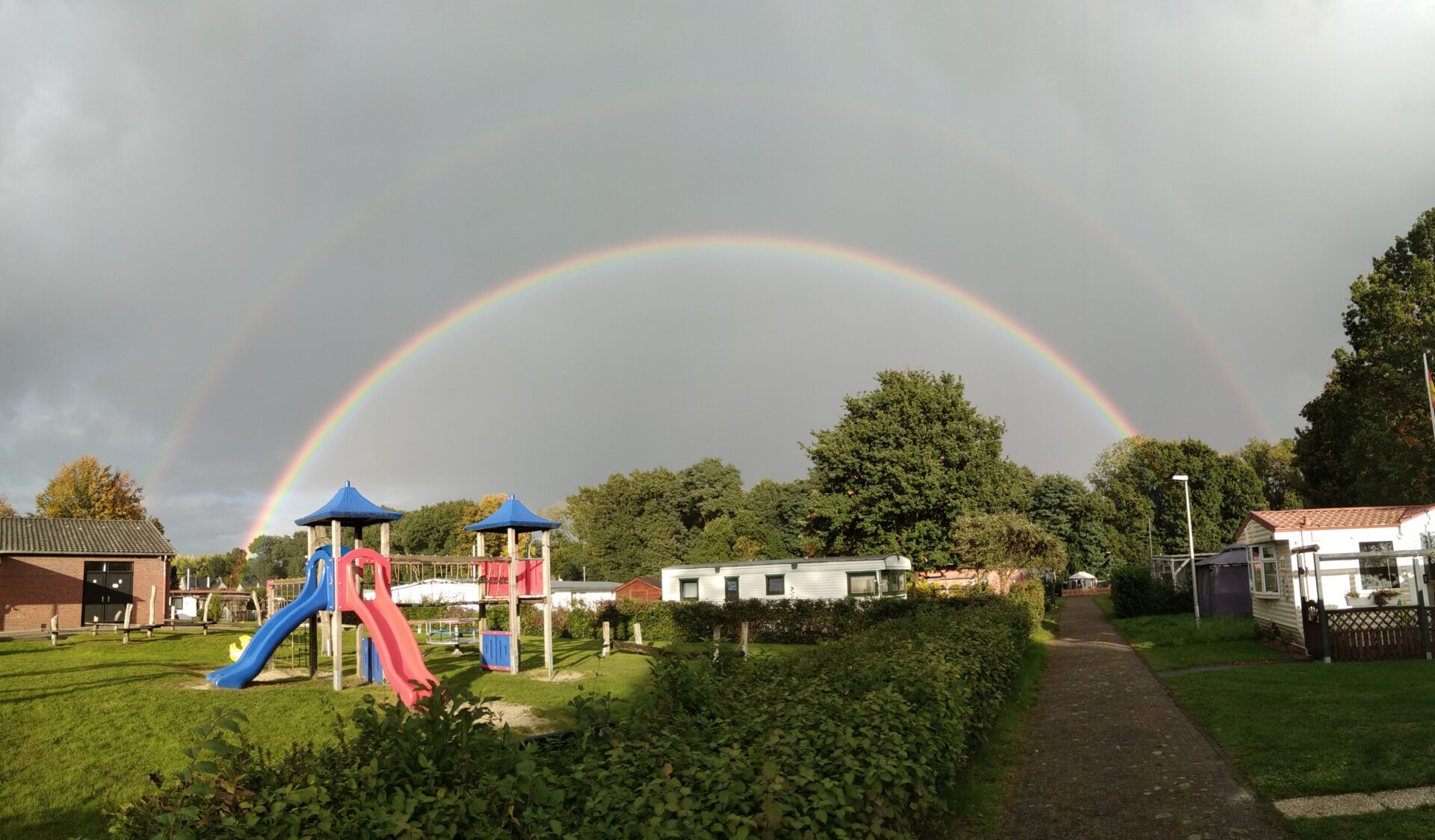 Campingplatz Hartensbergsee mit Spielplatz im Vordergrund