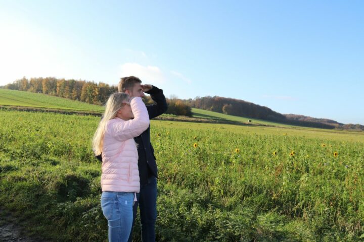 Junges Paar genießt die Aussicht bei den Stemweder Bergen