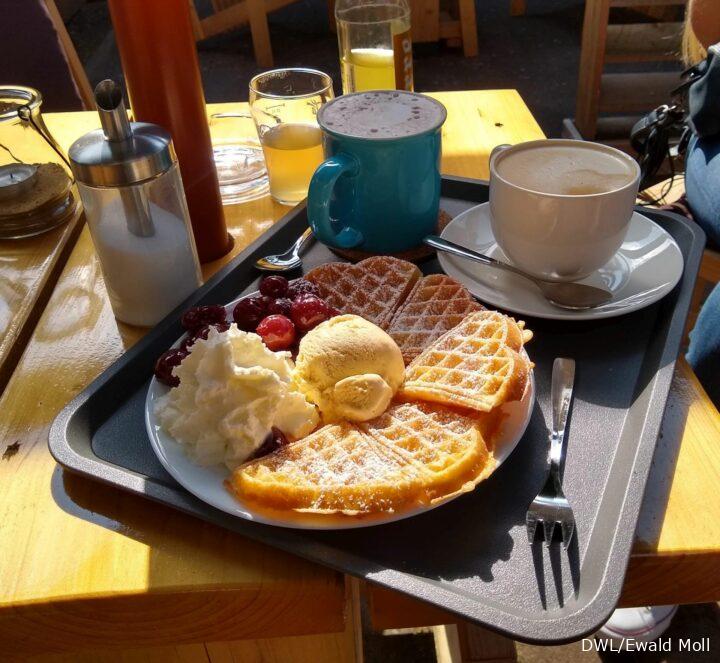 Waffeln und Café auf einem Serviertablett