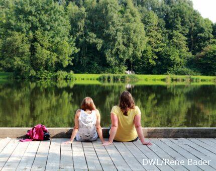 Stadtsee Sulingen mit sitzenden Menschen