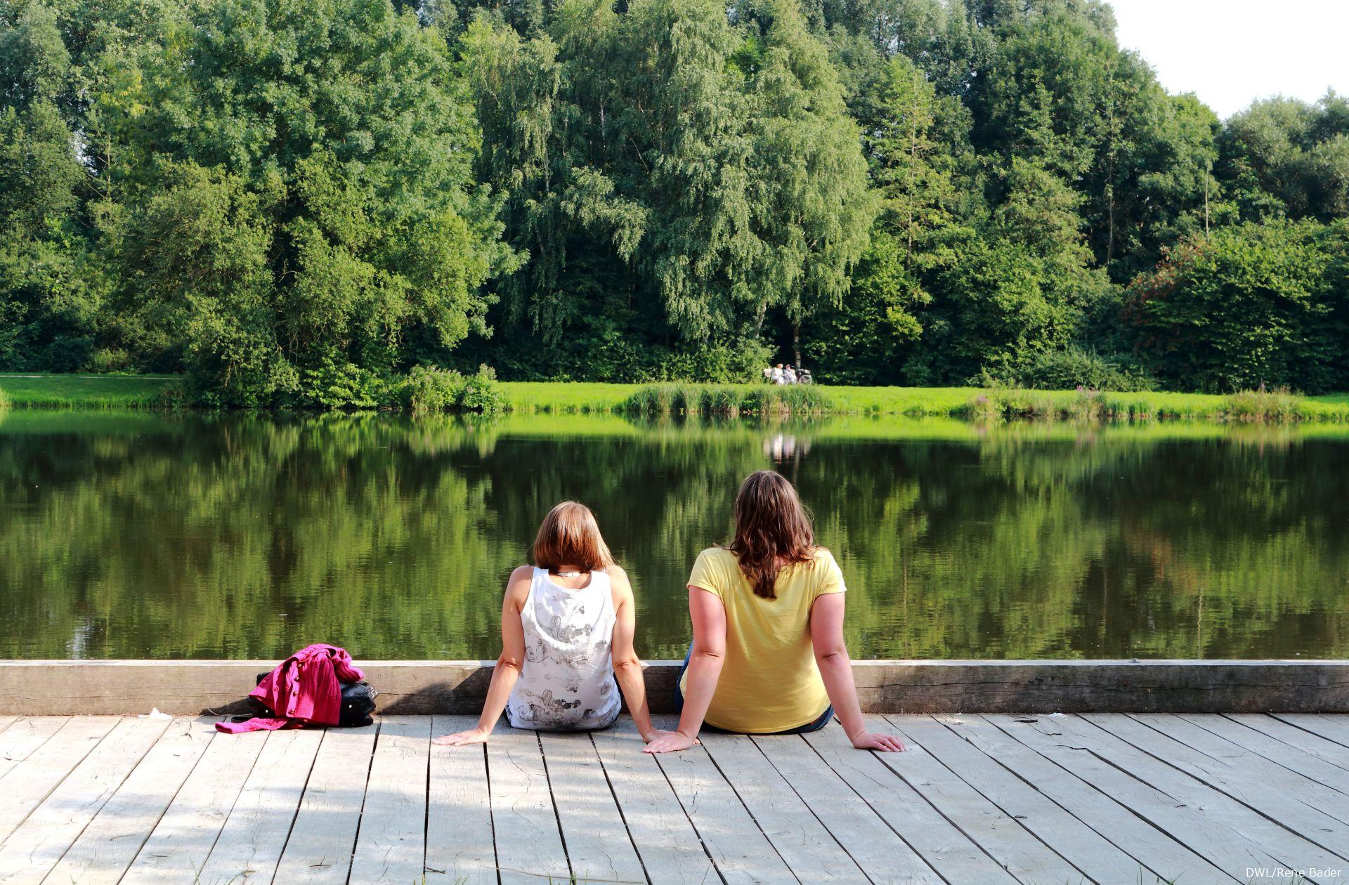 Stadtsee Sulingen mit sitzenden Menschen
