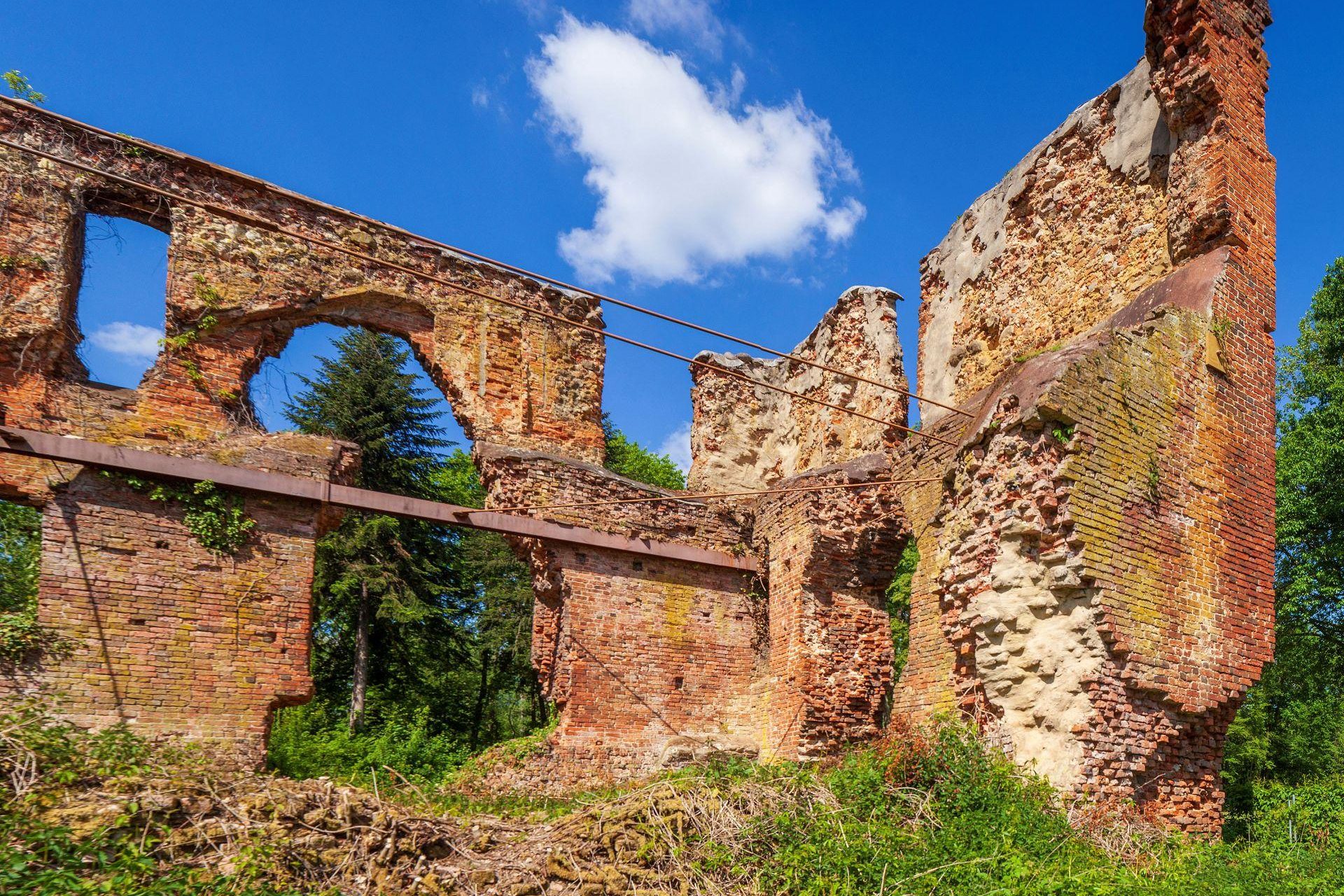 Rahdener Burgruine – Überreste einer einst mächtigen Backsteinfestung, heute malerisch von Natur umwachsen.