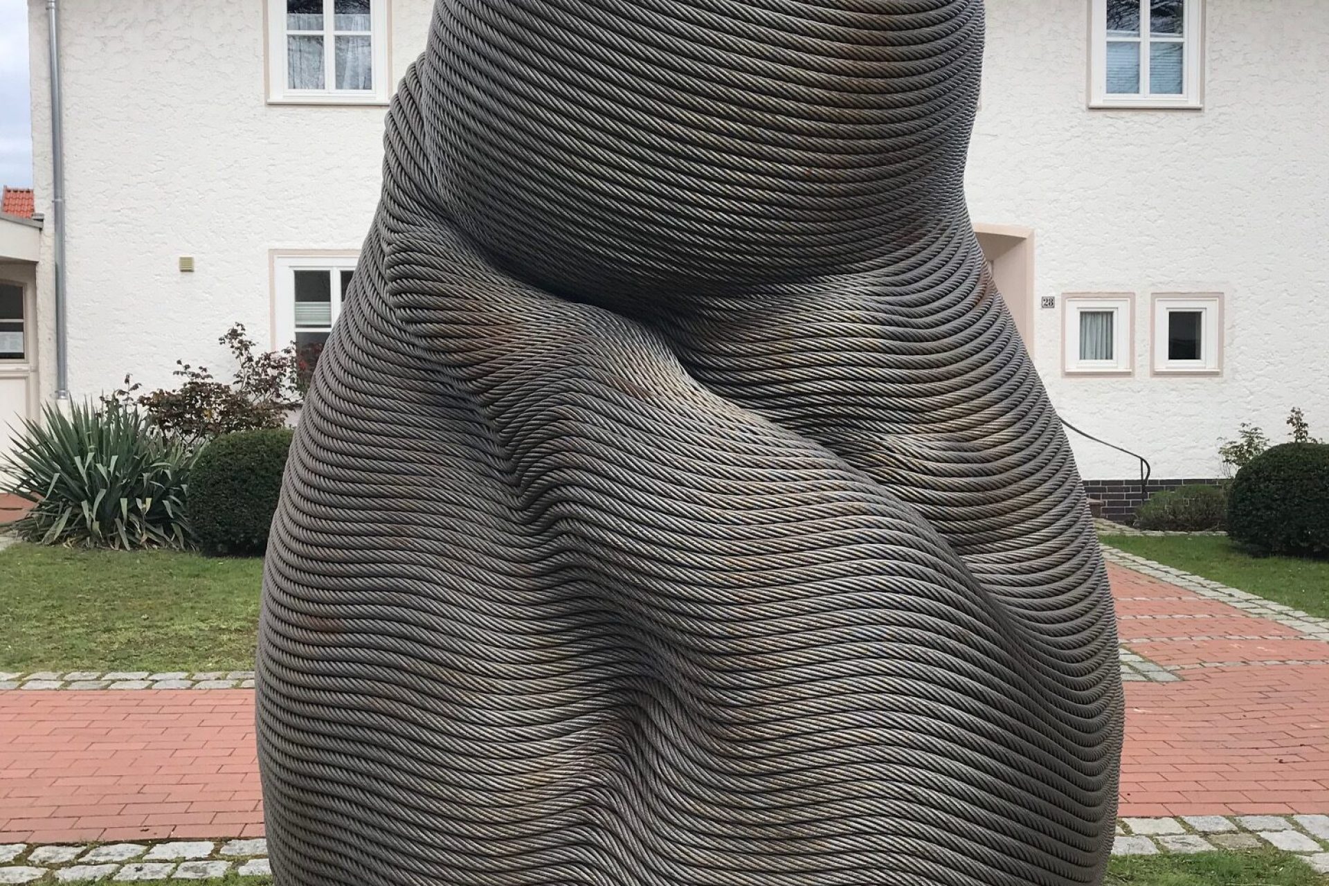 Die Skulptur Ewige Weißheit vor Nicolai-Kirche