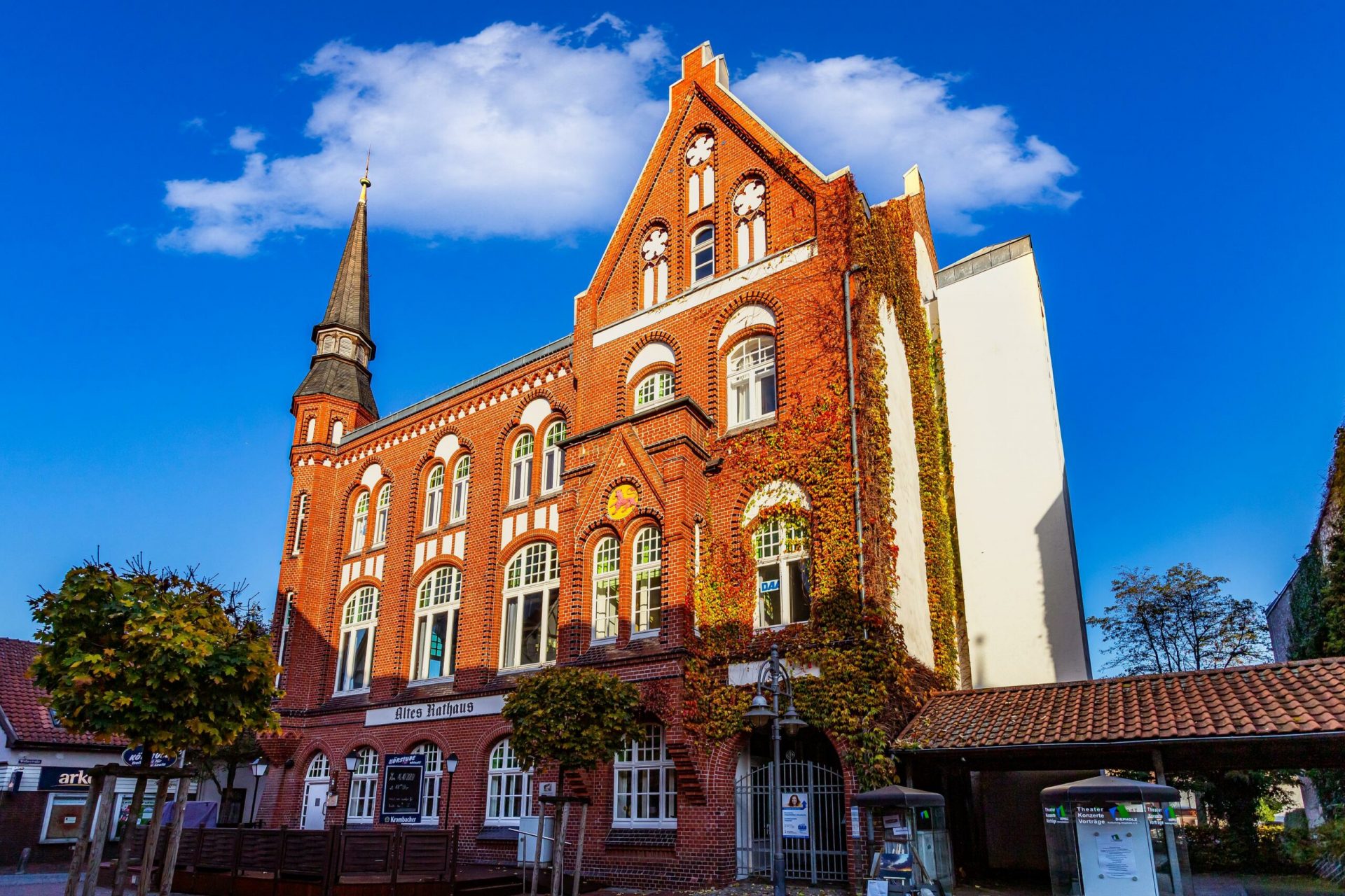 Das alte Rathaus in Diepholz mit der roten Backsteinfassade bei Sonnenschein mit blauem Himmel im Hintergrund