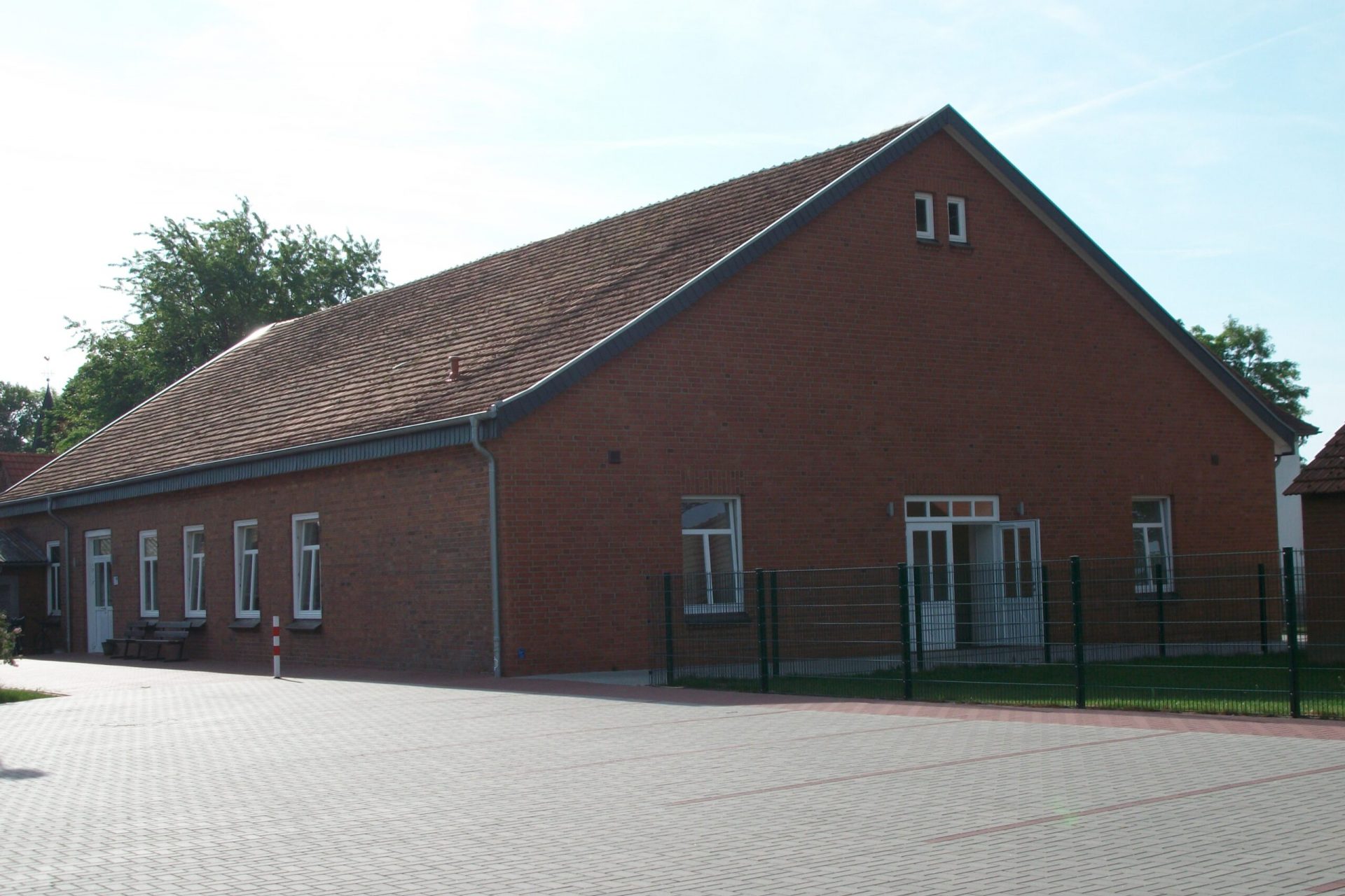 Ein großes Backsteinhaus mit rotbraunen Dach