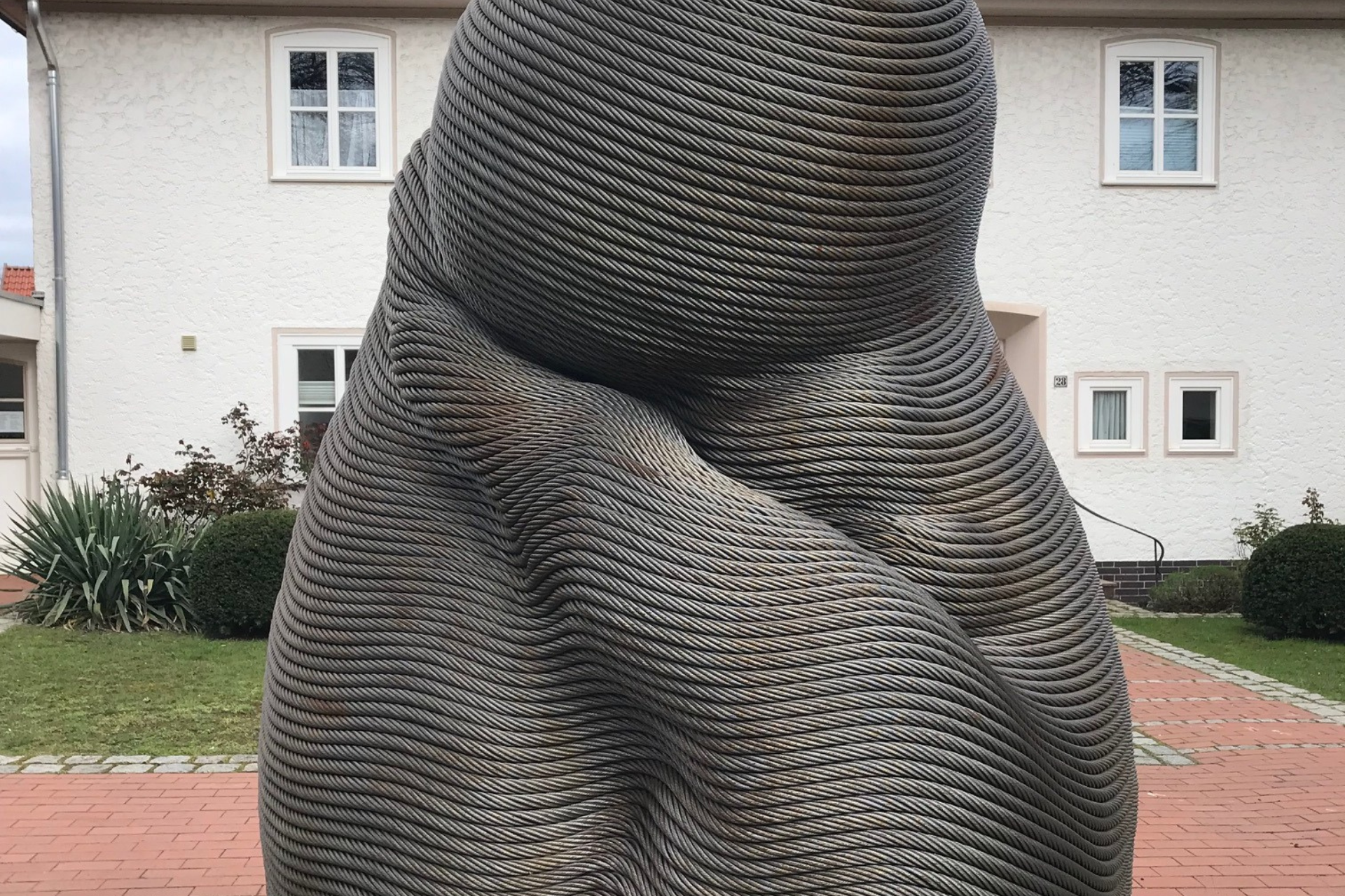 Die Skulptur Ewige Weißheit vor Nicolai-Kirche