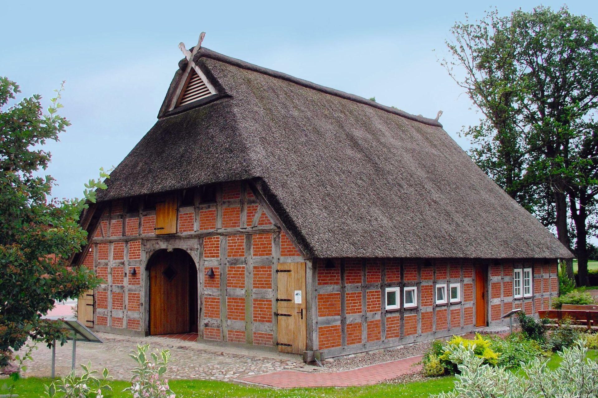 Das Heuerlingshaus in Sudwalde – ein traditionelles Fachwerkhaus mit Reetdach, das die ländliche Bauweise Norddeutschlands widerspiegelt.