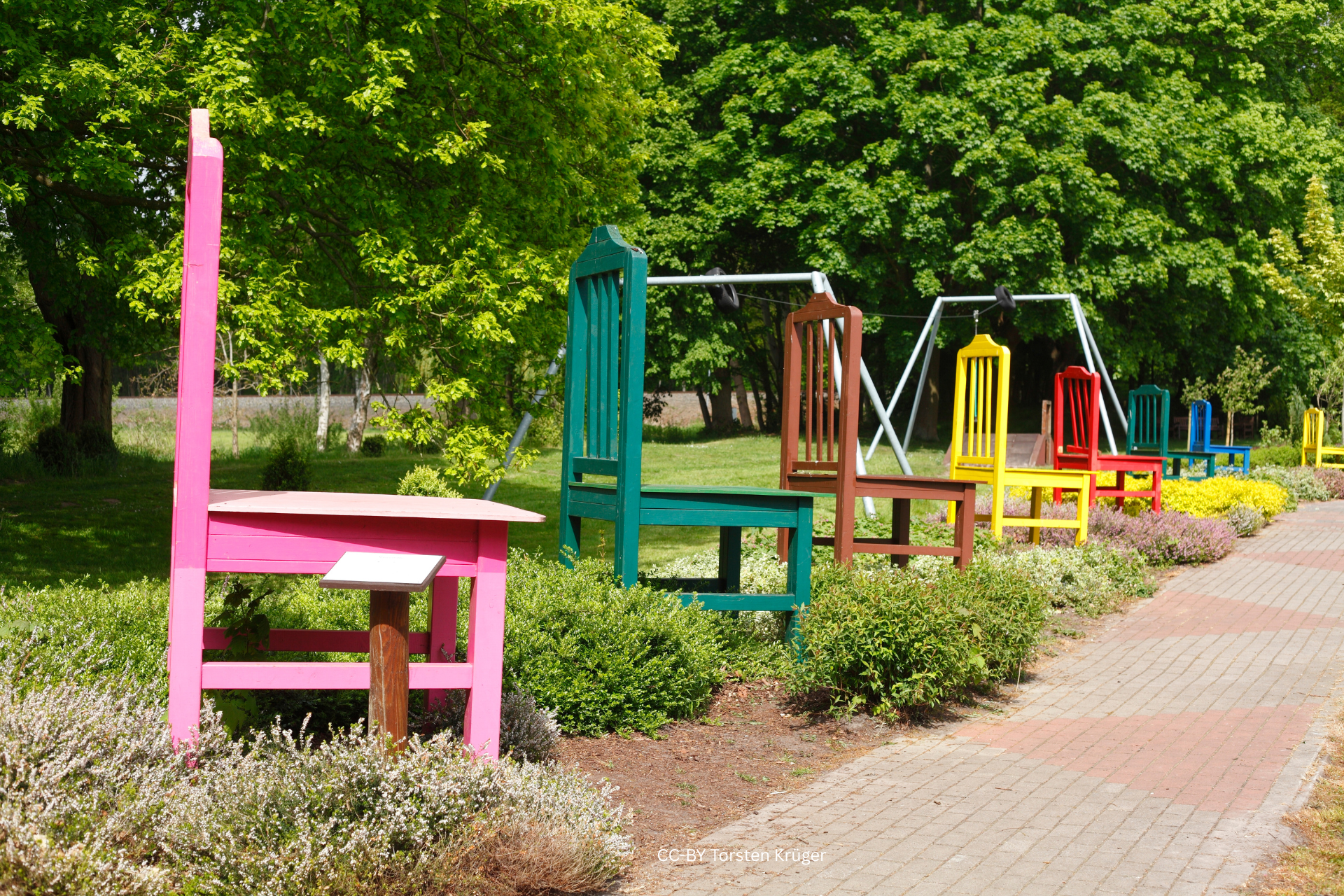 Bunte Stühle im Sinnesgarten Freistatt