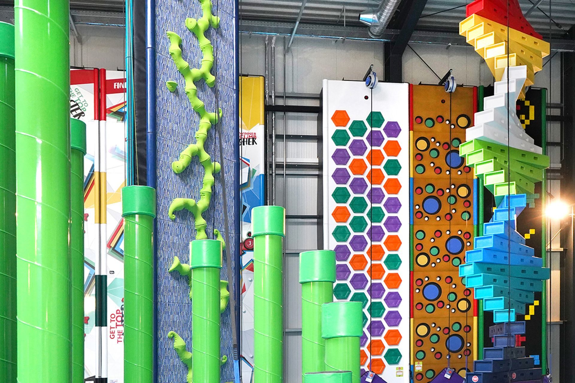 verschiedene bunte Kletterelemente im Indoorspielpark LYKKE LAND