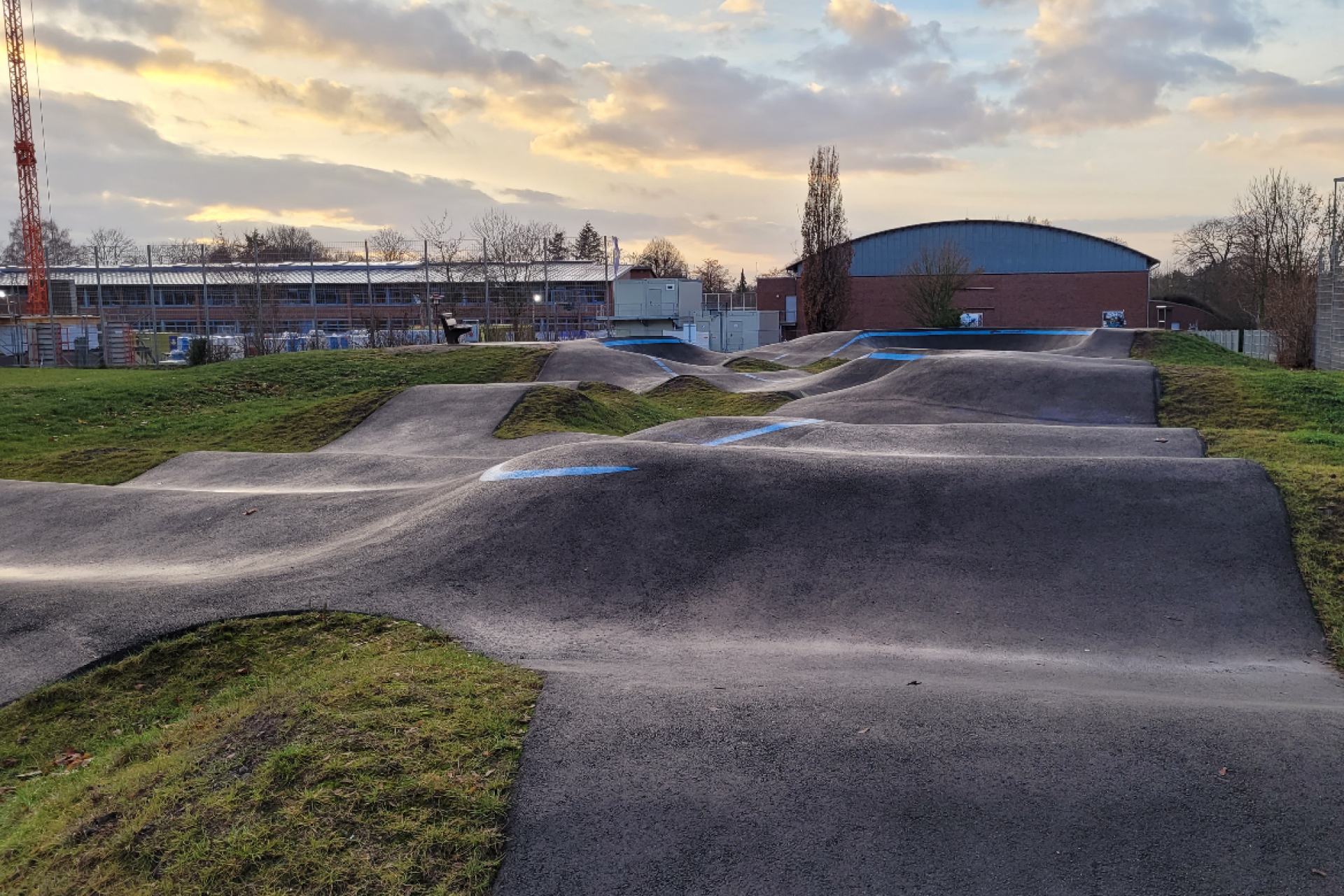 Wellenförmiger Rundkurs auf dem Pumptrack in Rahden mit Steigungen
