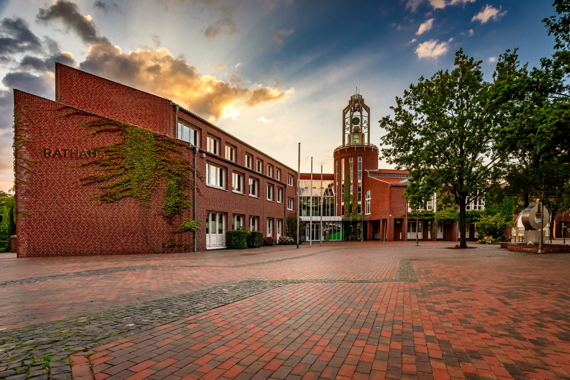 der gepflasterte Rathausplatz mit dem Rathaus im Hintergrund