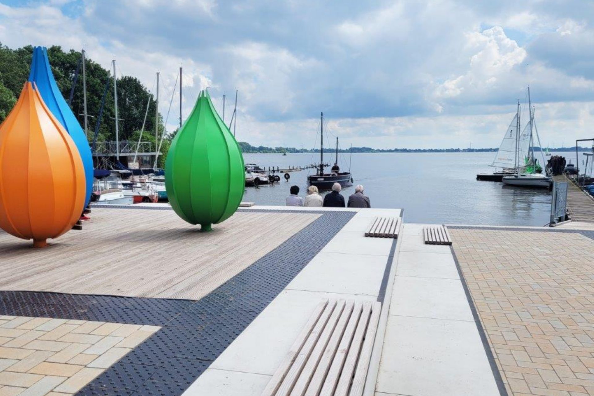Die drehbaren Blüten laden am Olgahafen in Dümmerlohhausen zum Sitzen ein.
