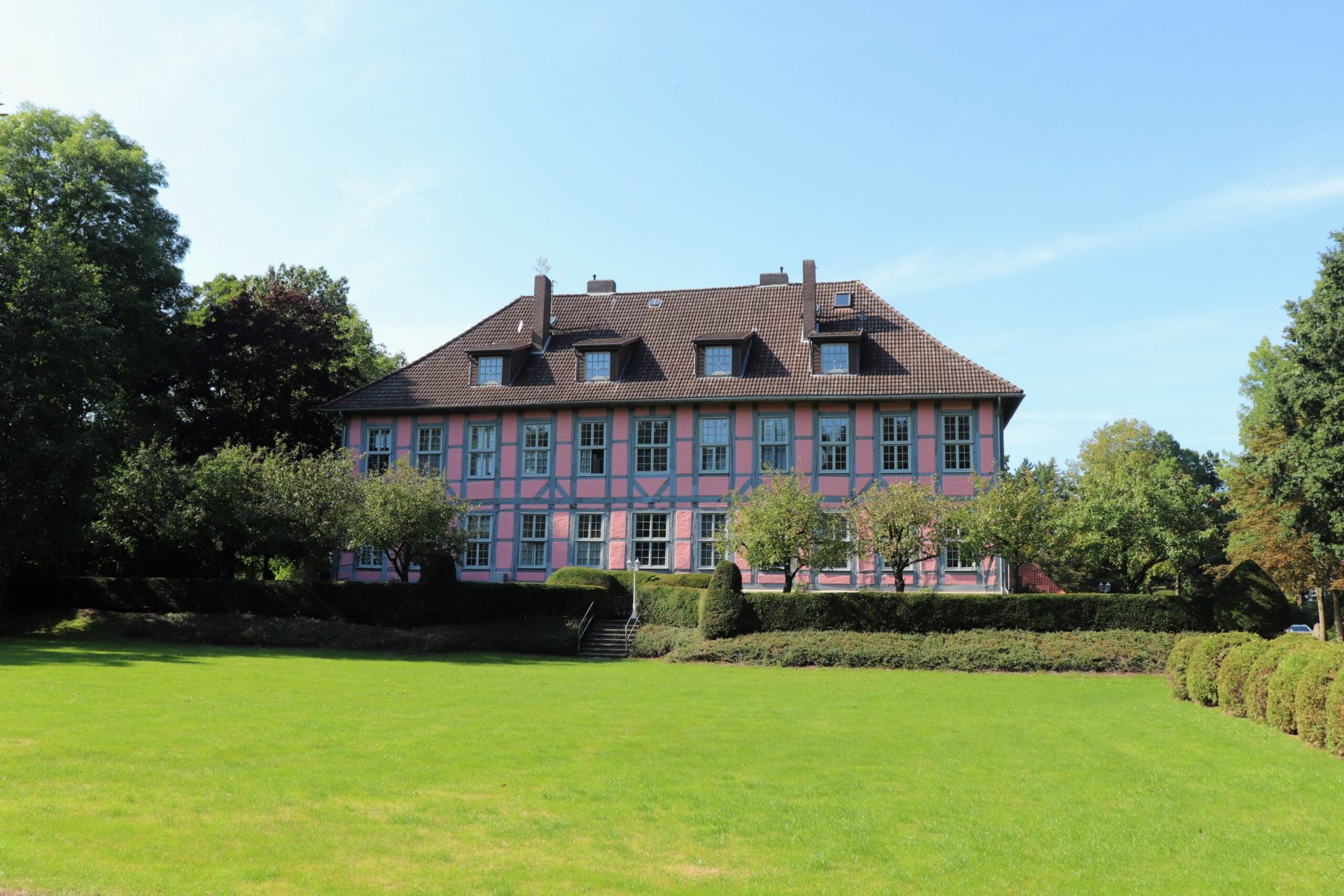 Rathaus in Siedenburg mit grüner Wiese im Vordergrund