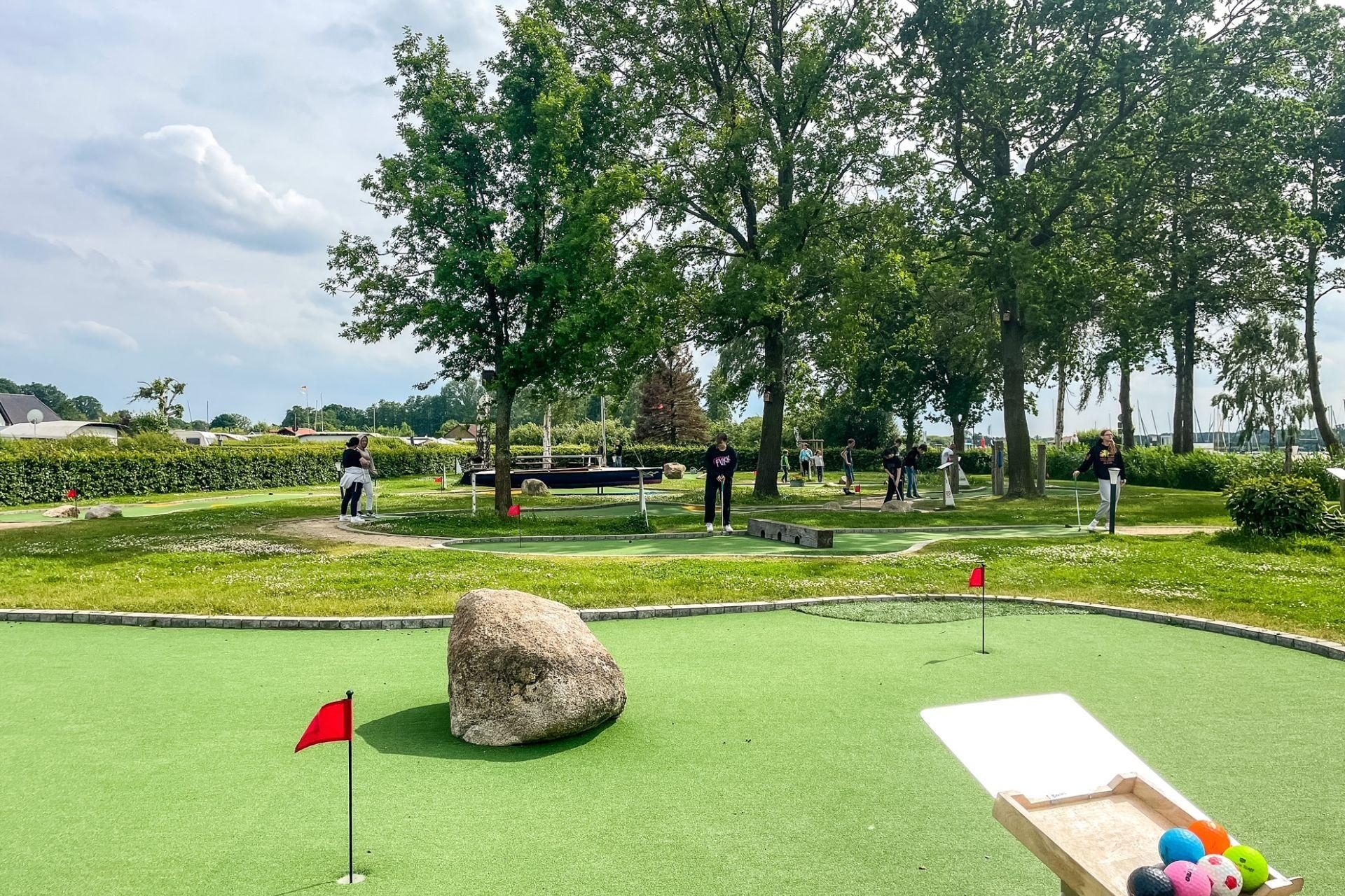 Menschen am Abenteuer golfen