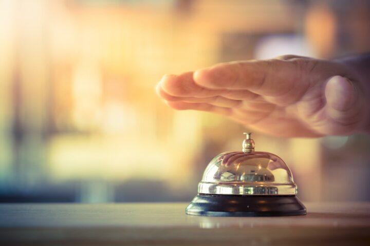 Hotelrezeption - Hand an der Klingel